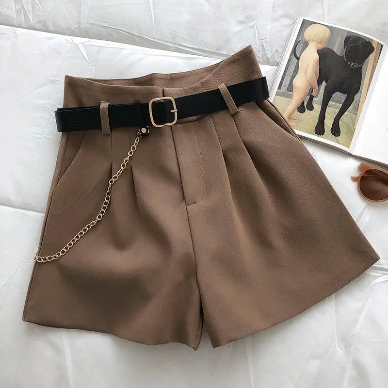 Short casual confortável elegante com cinto e corrente