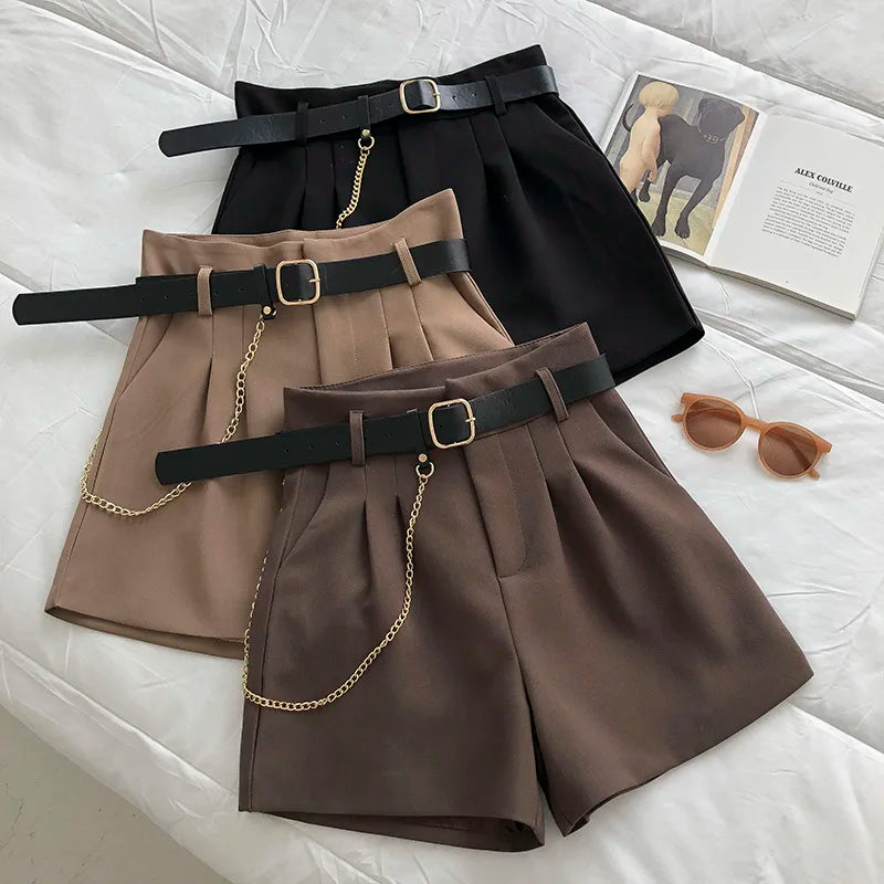 Short casual confortável elegante com cinto e corrente