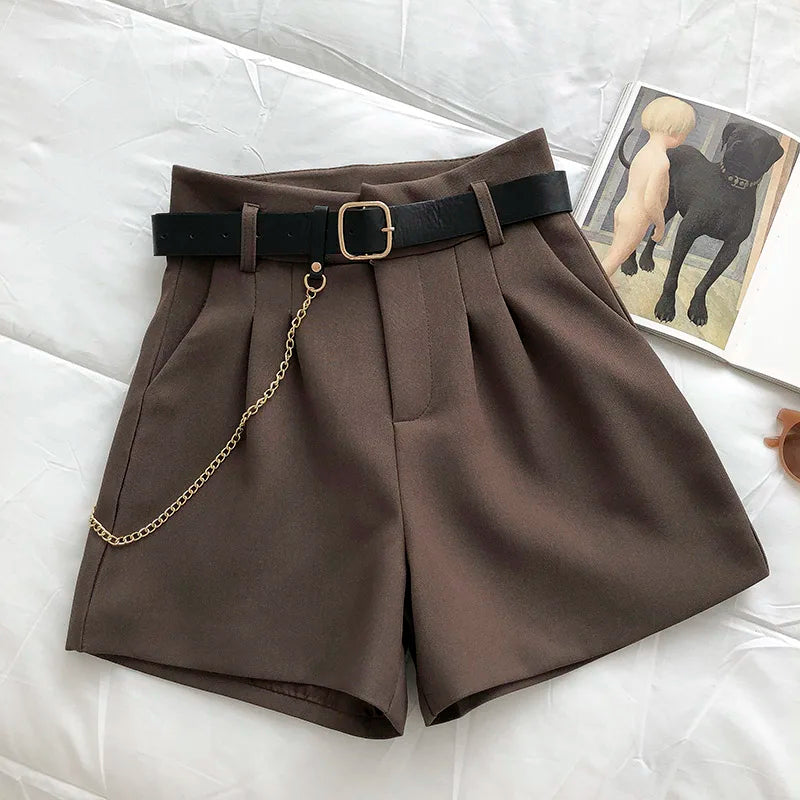 Short casual confortável elegante com cinto e corrente