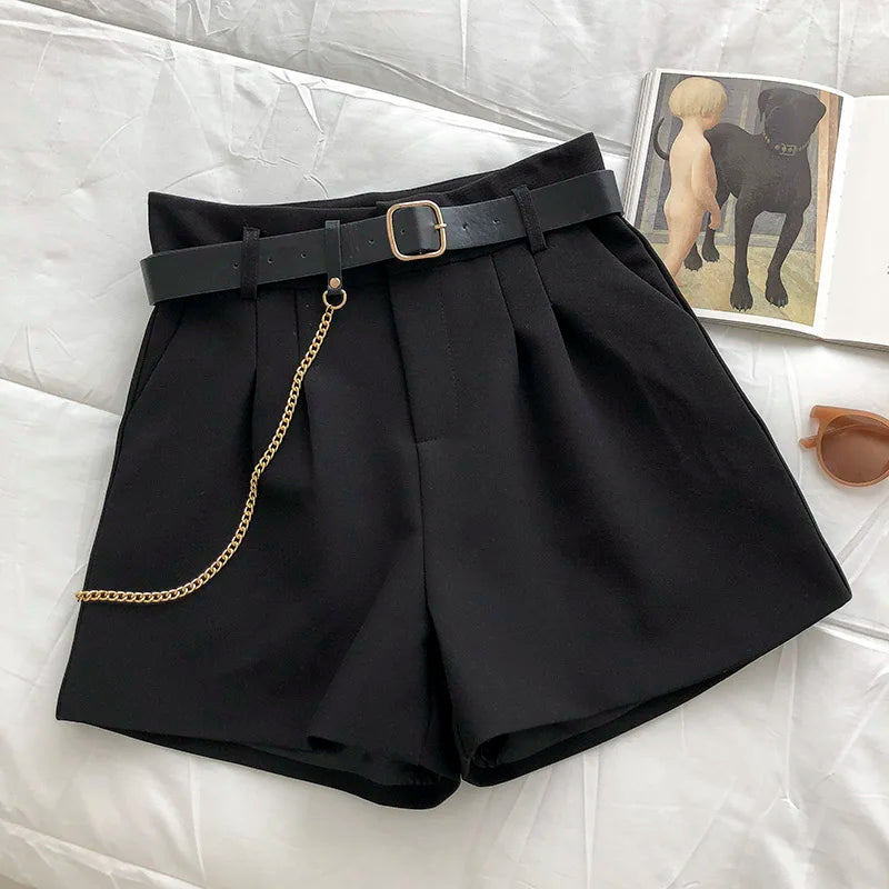 Short casual confortável elegante com cinto e corrente