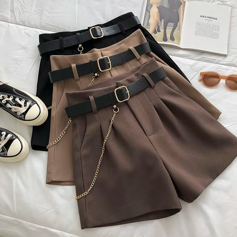 Short casual confortável elegante com cinto e corrente