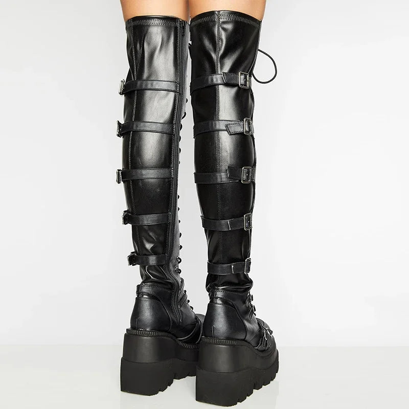 Botas de cano alto com plataforma estilo  gótico/punk