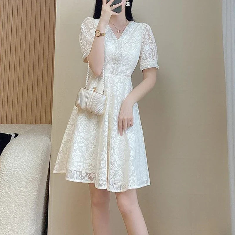 Vestido Branco Retrô de renda com decote V