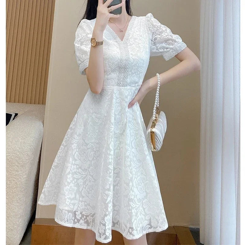 Vestido Branco Retrô de renda com decote V