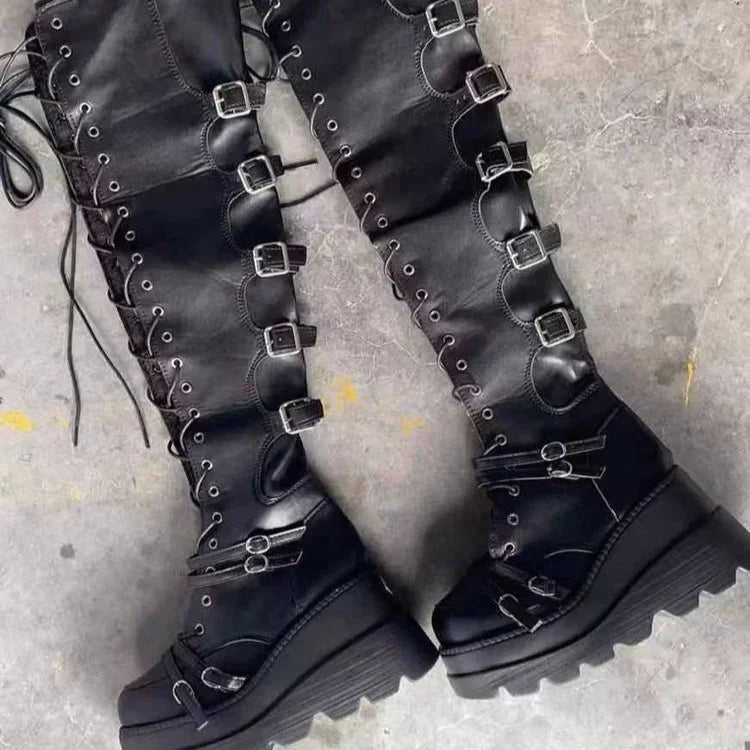 Botas de cano alto com plataforma estilo  gótico/punk