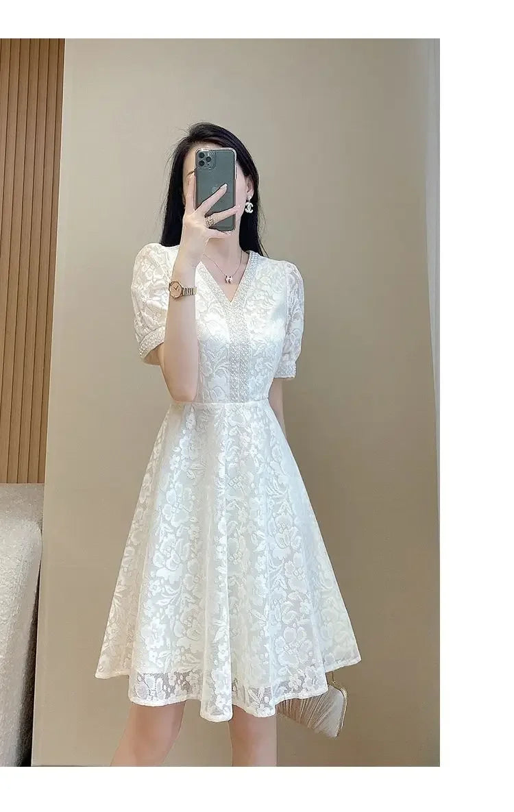 Vestido Branco Retrô de renda com decote V