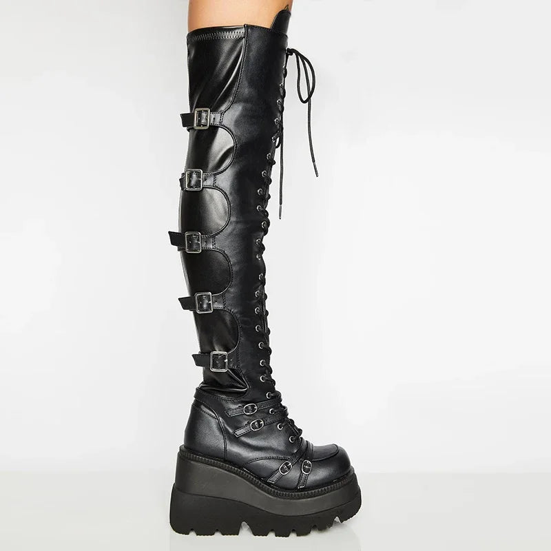 Botas de cano alto com plataforma estilo  gótico/punk