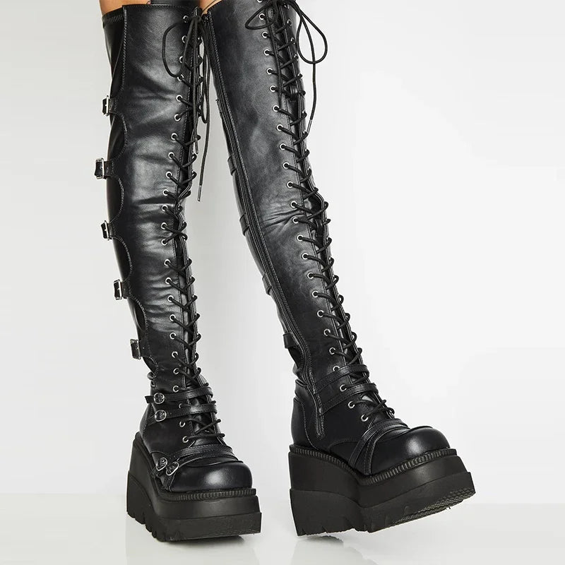 Botas de cano alto com plataforma estilo  gótico/punk