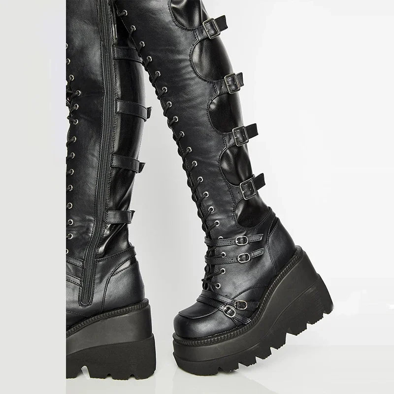 Botas de cano alto com plataforma estilo  gótico/punk